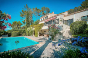 Luxury Getaway - Modern Villa with pool and AC